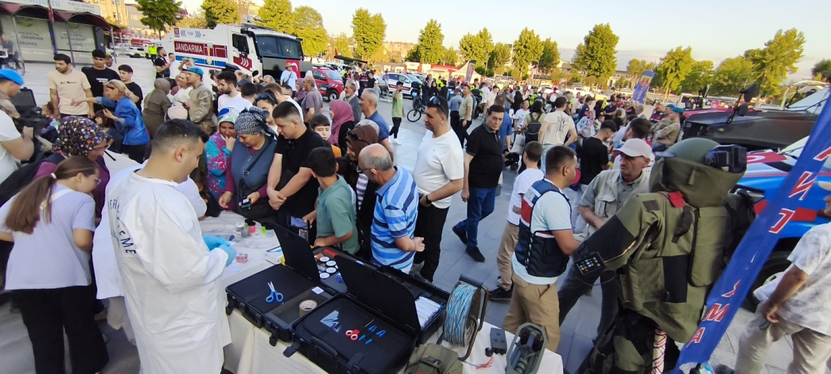 SON DAKİKA: Jandarma Teşkilatı'nın 186. Yıl Coşkusu Sakarya'da Zirve Yaptı! Jandarma Teşkilatı'nın kuruluşunun 186. yıl dönümü, tüm Türkiye'de olduğu gibi Sakarya'da da büyük bir coşkuyla kutlandı. Sakarya İl Jandarma Komutan