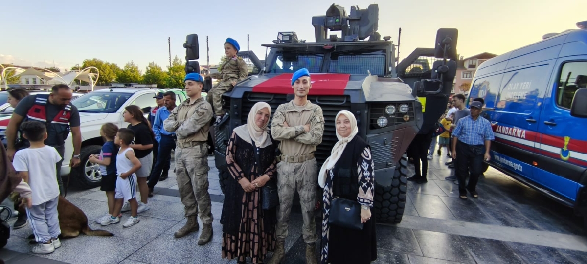 SON DAKİKA: Jandarma Teşkilatı'nın 186. Yıl Coşkusu Sakarya'da Zirve Yaptı! Jandarma Teşkilatı'nın kuruluşunun 186. yıl dönümü, tüm Türkiye'de olduğu gibi Sakarya'da da büyük bir coşkuyla kutlandı. Sakarya İl Jandarma Komutan