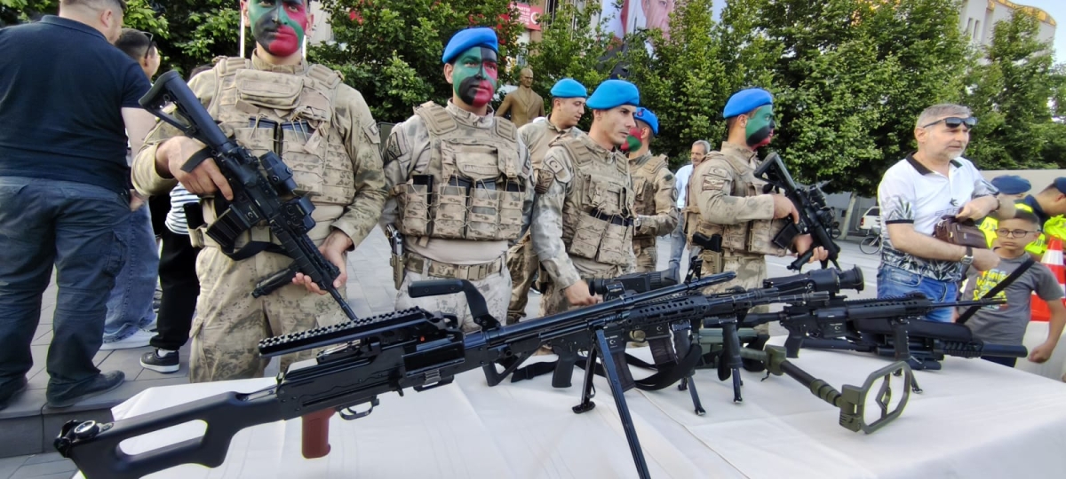 SON DAKİKA: Jandarma Teşkilatı'nın 186. Yıl Coşkusu Sakarya'da Zirve Yaptı! Jandarma Teşkilatı'nın kuruluşunun 186. yıl dönümü, tüm Türkiye'de olduğu gibi Sakarya'da da büyük bir coşkuyla kutlandı. Sakarya İl Jandarma Komutan