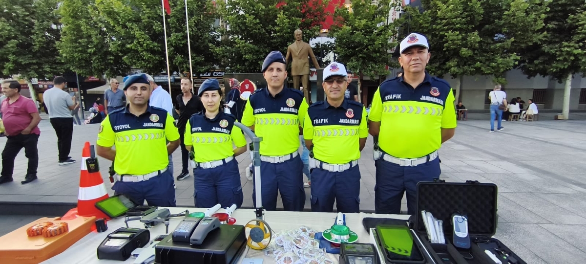 SON DAKİKA: Jandarma Teşkilatı'nın 186. Yıl Coşkusu Sakarya'da Zirve Yaptı! Jandarma Teşkilatı'nın kuruluşunun 186. yıl dönümü, tüm Türkiye'de olduğu gibi Sakarya'da da büyük bir coşkuyla kutlandı. Sakarya İl Jandarma Komutan