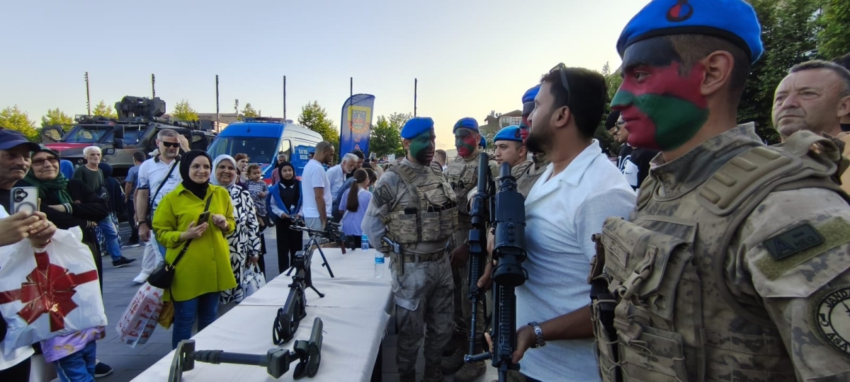 SON DAKİKA: Jandarma Teşkilatı'nın 186. Yıl Coşkusu Sakarya'da Zirve Yaptı! Jandarma Teşkilatı'nın kuruluşunun 186. yıl dönümü, tüm Türkiye'de olduğu gibi Sakarya'da da büyük bir coşkuyla kutlandı. Sakarya İl Jandarma Komutan