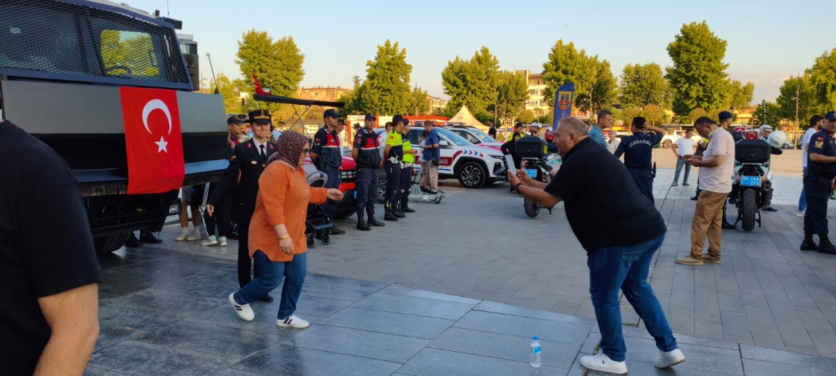 SON DAKİKA: Jandarma Teşkilatı'nın 186. Yıl Coşkusu Sakarya'da Zirve Yaptı! Jandarma Teşkilatı'nın kuruluşunun 186. yıl dönümü, tüm Türkiye'de olduğu gibi Sakarya'da da büyük bir coşkuyla kutlandı. Sakarya İl Jandarma Komutan