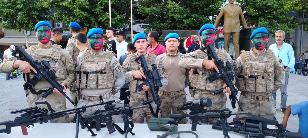 SON DAKİKA: Jandarma Teşkilatı'nın 186. Yıl Coşkusu Sakarya'da Zirve Yaptı! Jandarma Teşkilatı'nın kuruluşunun 186. yıl dönümü, tüm Türkiye'de olduğu gibi Sakarya'da da büyük bir coşkuyla kutlandı. Sakarya İl Jandarma Komutan