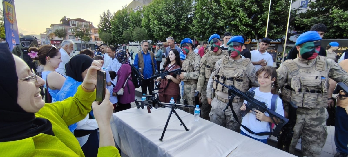SON DAKİKA: Jandarma Teşkilatı'nın 186. Yıl Coşkusu Sakarya'da Zirve Yaptı! Jandarma Teşkilatı'nın kuruluşunun 186. yıl dönümü, tüm Türkiye'de olduğu gibi Sakarya'da da büyük bir coşkuyla kutlandı. Sakarya İl Jandarma Komutan