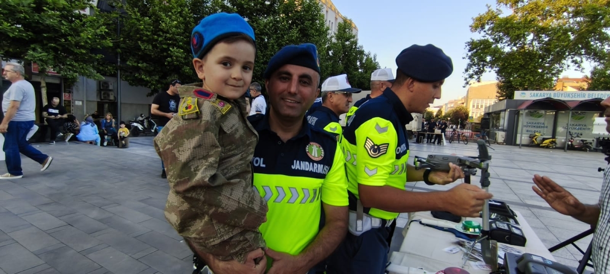 SON DAKİKA: Jandarma Teşkilatı'nın 186. Yıl Coşkusu Sakarya'da Zirve Yaptı! Jandarma Teşkilatı'nın kuruluşunun 186. yıl dönümü, tüm Türkiye'de olduğu gibi Sakarya'da da büyük bir coşkuyla kutlandı. Sakarya İl Jandarma Komutan