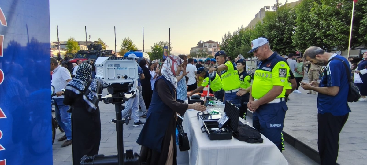 SON DAKİKA: Jandarma Teşkilatı'nın 186. Yıl Coşkusu Sakarya'da Zirve Yaptı! Jandarma Teşkilatı'nın kuruluşunun 186. yıl dönümü, tüm Türkiye'de olduğu gibi Sakarya'da da büyük bir coşkuyla kutlandı. Sakarya İl Jandarma Komutan