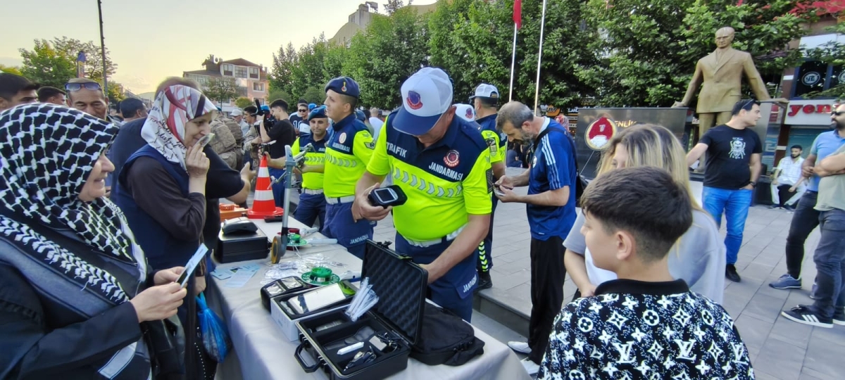 SON DAKİKA: Jandarma Teşkilatı'nın 186. Yıl Coşkusu Sakarya'da Zirve Yaptı! Jandarma Teşkilatı'nın kuruluşunun 186. yıl dönümü, tüm Türkiye'de olduğu gibi Sakarya'da da büyük bir coşkuyla kutlandı. Sakarya İl Jandarma Komutan