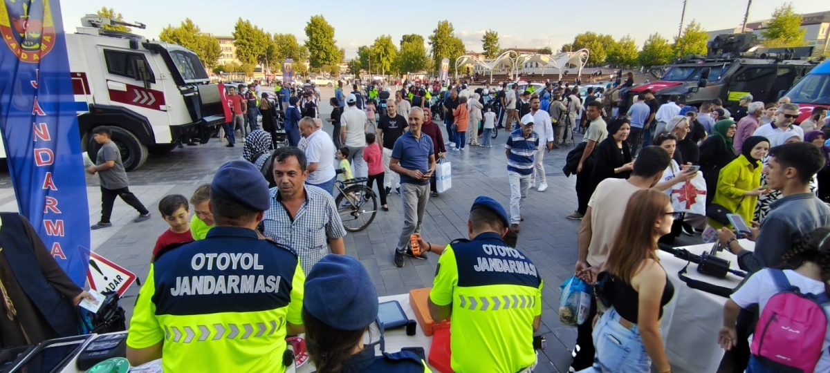 SON DAKİKA: Jandarma Teşkilatı'nın 186. Yıl Coşkusu Sakarya'da Zirve Yaptı! Jandarma Teşkilatı'nın kuruluşunun 186. yıl dönümü, tüm Türkiye'de olduğu gibi Sakarya'da da büyük bir coşkuyla kutlandı. Sakarya İl Jandarma Komutan