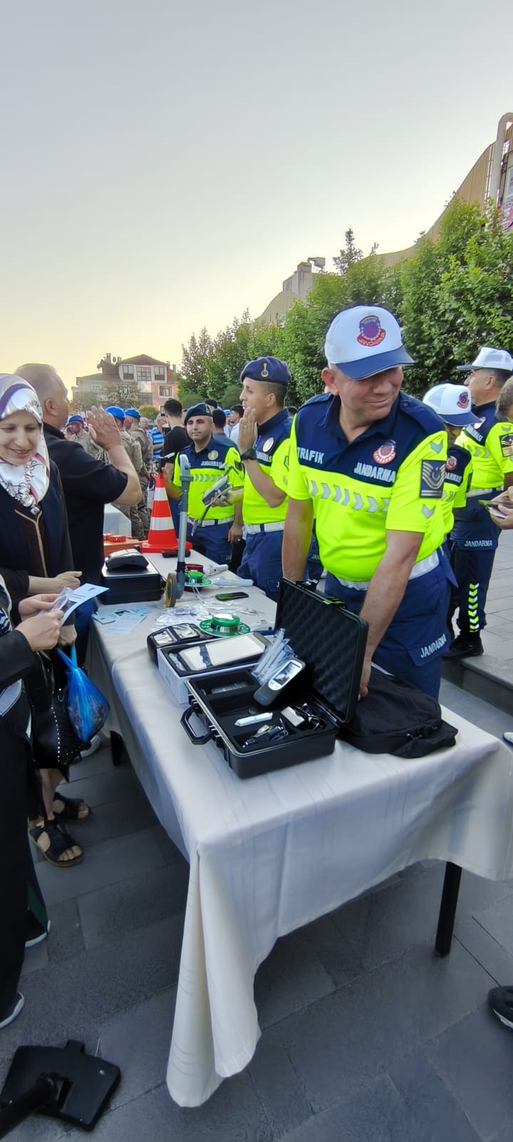 SON DAKİKA: Jandarma Teşkilatı'nın 186. Yıl Coşkusu Sakarya'da Zirve Yaptı! Jandarma Teşkilatı'nın kuruluşunun 186. yıl dönümü, tüm Türkiye'de olduğu gibi Sakarya'da da büyük bir coşkuyla kutlandı. Sakarya İl Jandarma Komutan
