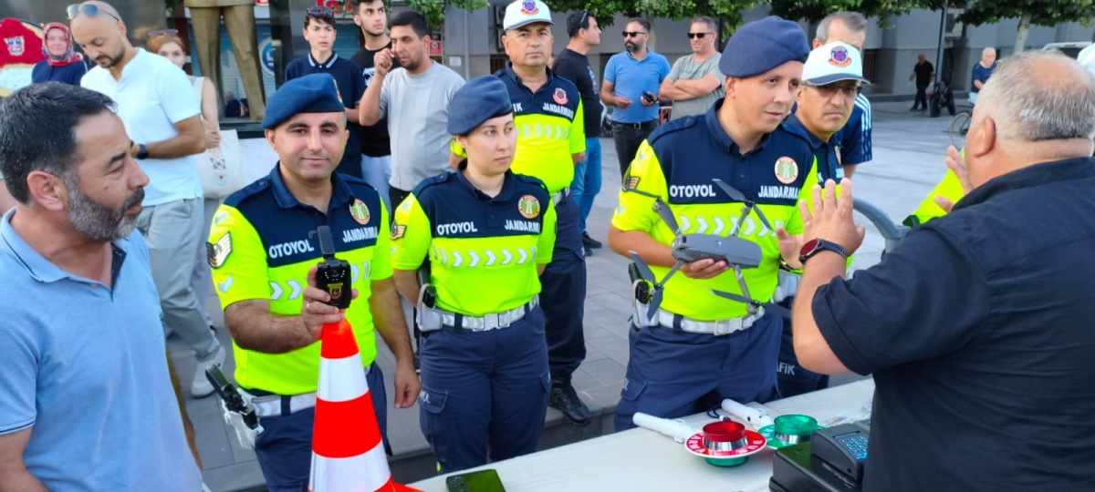 SON DAKİKA: Jandarma Teşkilatı'nın 186. Yıl Coşkusu Sakarya'da Zirve Yaptı! Jandarma Teşkilatı'nın kuruluşunun 186. yıl dönümü, tüm Türkiye'de olduğu gibi Sakarya'da da büyük bir coşkuyla kutlandı. Sakarya İl Jandarma Komutan
