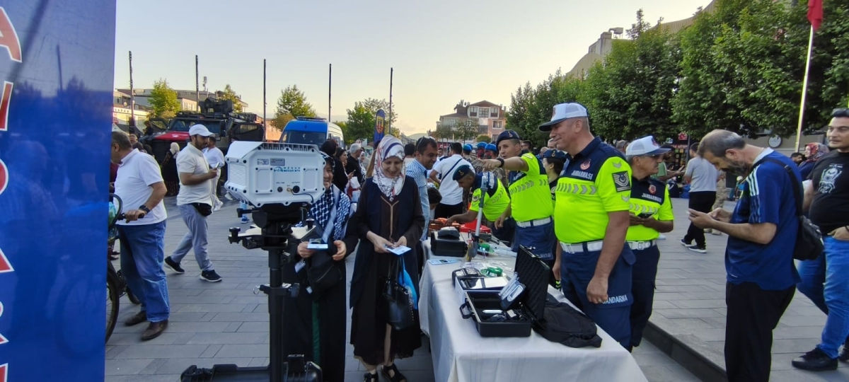 SON DAKİKA: Jandarma Teşkilatı'nın 186. Yıl Coşkusu Sakarya'da Zirve Yaptı! Jandarma Teşkilatı'nın kuruluşunun 186. yıl dönümü, tüm Türkiye'de olduğu gibi Sakarya'da da büyük bir coşkuyla kutlandı. Sakarya İl Jandarma Komutan