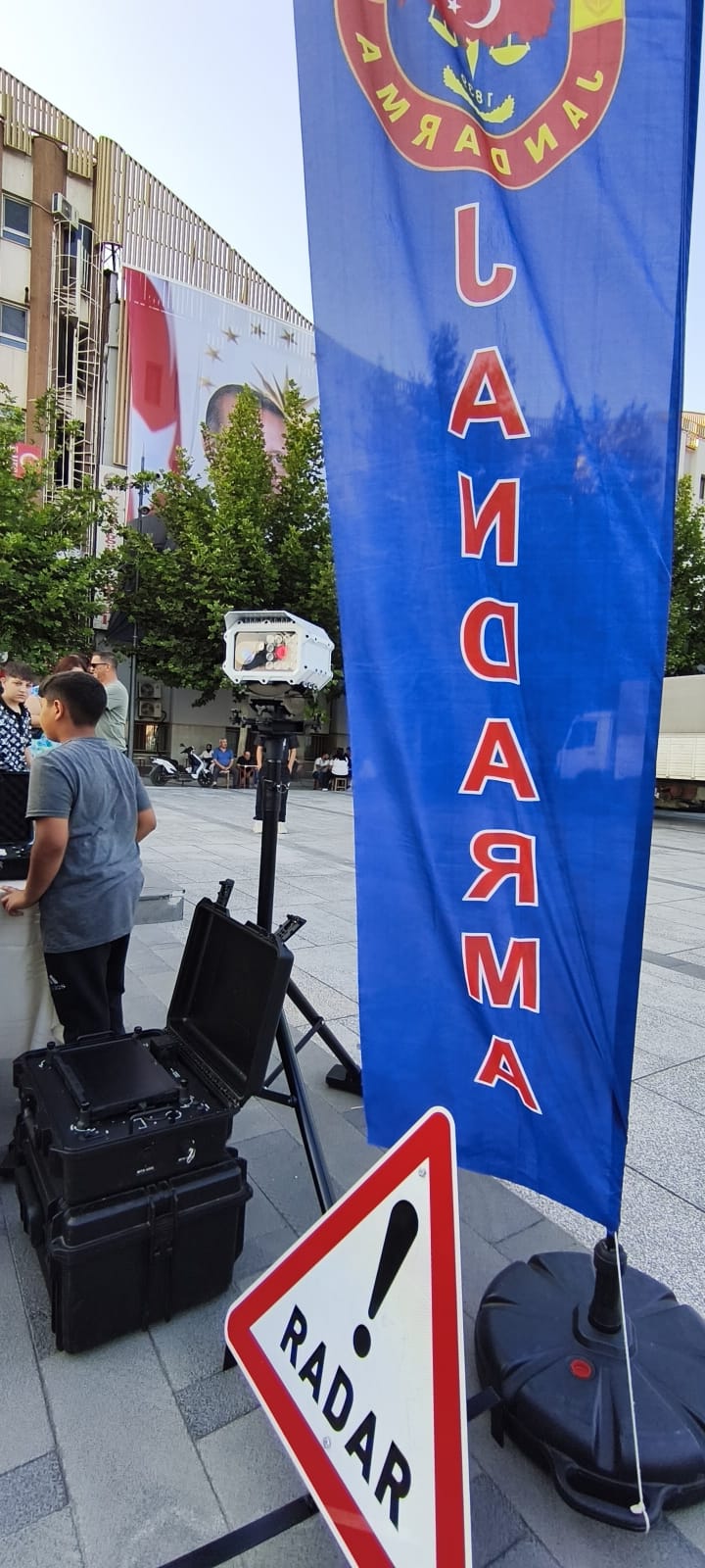 SON DAKİKA: Jandarma Teşkilatı'nın 186. Yıl Coşkusu Sakarya'da Zirve Yaptı! Jandarma Teşkilatı'nın kuruluşunun 186. yıl dönümü, tüm Türkiye'de olduğu gibi Sakarya'da da büyük bir coşkuyla kutlandı. Sakarya İl Jandarma Komutan