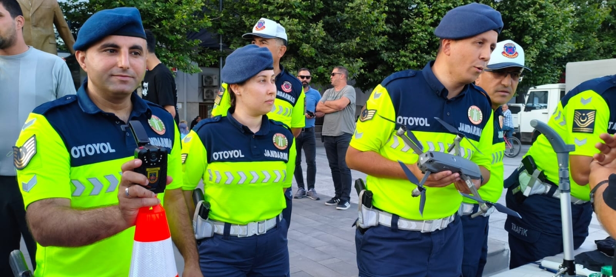 SON DAKİKA: Jandarma Teşkilatı'nın 186. Yıl Coşkusu Sakarya'da Zirve Yaptı! Jandarma Teşkilatı'nın kuruluşunun 186. yıl dönümü, tüm Türkiye'de olduğu gibi Sakarya'da da büyük bir coşkuyla kutlandı. Sakarya İl Jandarma Komutan