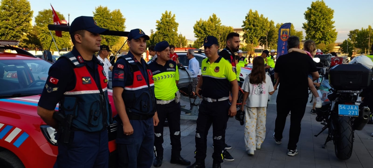 SON DAKİKA: Jandarma Teşkilatı'nın 186. Yıl Coşkusu Sakarya'da Zirve Yaptı! Jandarma Teşkilatı'nın kuruluşunun 186. yıl dönümü, tüm Türkiye'de olduğu gibi Sakarya'da da büyük bir coşkuyla kutlandı. Sakarya İl Jandarma Komutan