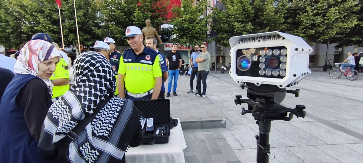 SON DAKİKA: Jandarma Teşkilatı'nın 186. Yıl Coşkusu Sakarya'da Zirve Yaptı! Jandarma Teşkilatı'nın kuruluşunun 186. yıl dönümü, tüm Türkiye'de olduğu gibi Sakarya'da da büyük bir coşkuyla kutlandı. Sakarya İl Jandarma Komutan