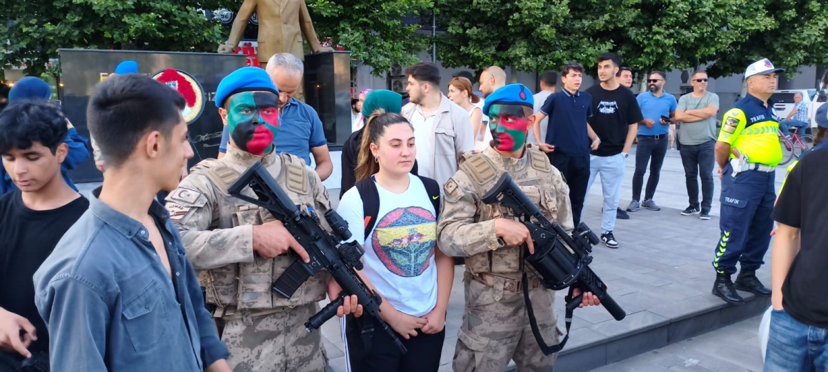 SON DAKİKA: Jandarma Teşkilatı'nın 186. Yıl Coşkusu Sakarya'da Zirve Yaptı! Jandarma Teşkilatı'nın kuruluşunun 186. yıl dönümü, tüm Türkiye'de olduğu gibi Sakarya'da da büyük bir coşkuyla kutlandı. Sakarya İl Jandarma Komutan
