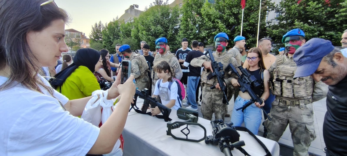 SON DAKİKA: Jandarma Teşkilatı'nın 186. Yıl Coşkusu Sakarya'da Zirve Yaptı! Jandarma Teşkilatı'nın kuruluşunun 186. yıl dönümü, tüm Türkiye'de olduğu gibi Sakarya'da da büyük bir coşkuyla kutlandı. Sakarya İl Jandarma Komutan