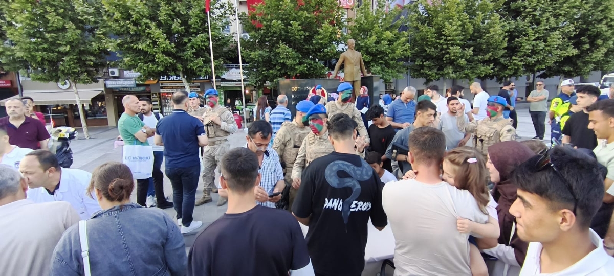 SON DAKİKA: Jandarma Teşkilatı'nın 186. Yıl Coşkusu Sakarya'da Zirve Yaptı! Jandarma Teşkilatı'nın kuruluşunun 186. yıl dönümü, tüm Türkiye'de olduğu gibi Sakarya'da da büyük bir coşkuyla kutlandı. Sakarya İl Jandarma Komutan