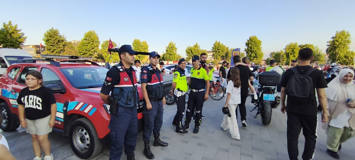 SON DAKİKA: Jandarma Teşkilatı'nın 186. Yıl Coşkusu Sakarya'da Zirve Yaptı! Jandarma Teşkilatı'nın kuruluşunun 186. yıl dönümü, tüm Türkiye'de olduğu gibi Sakarya'da da büyük bir coşkuyla kutlandı. Sakarya İl Jandarma Komutan