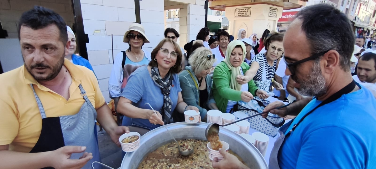 CHP Sakarya İl Kadın Kolları Aşure Dağıtımı Yoğun Katılımla Gerçekleşti ( GÜNÜN ÖNE ÇIKAN FOTOĞRAF KARELERİ )