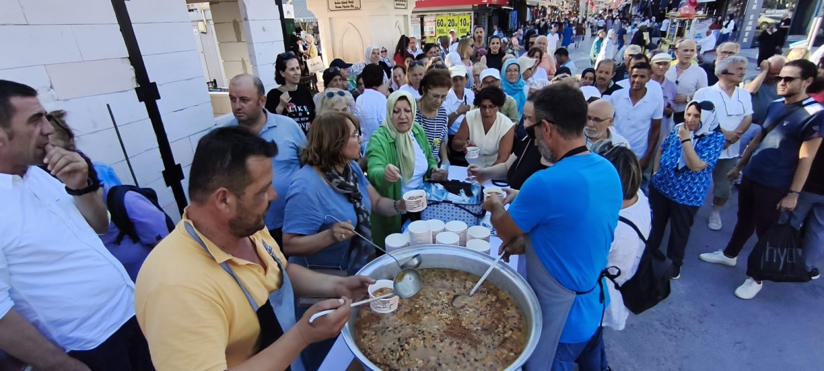 CHP Sakarya İl Kadın Kolları Aşure Dağıtımı Yoğun Katılımla Gerçekleşti ( GÜNÜN ÖNE ÇIKAN FOTOĞRAF KARELERİ )