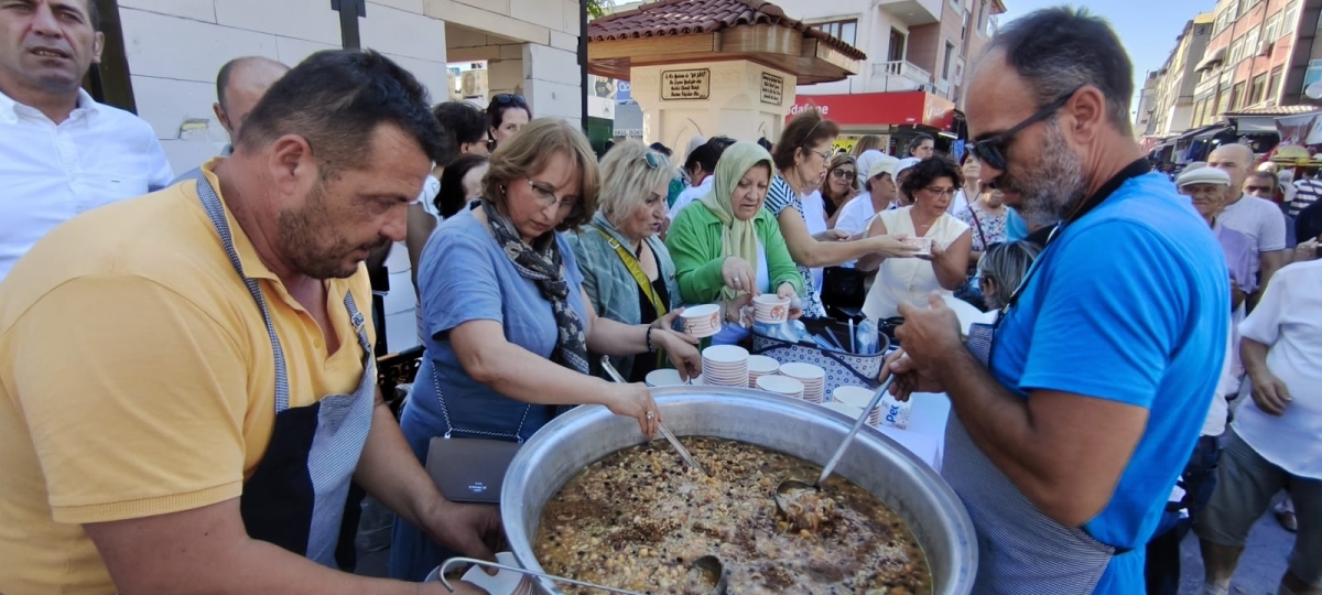 CHP Sakarya İl Kadın Kolları Aşure Dağıtımı Yoğun Katılımla Gerçekleşti ( GÜNÜN ÖNE ÇIKAN FOTOĞRAF KARELERİ )