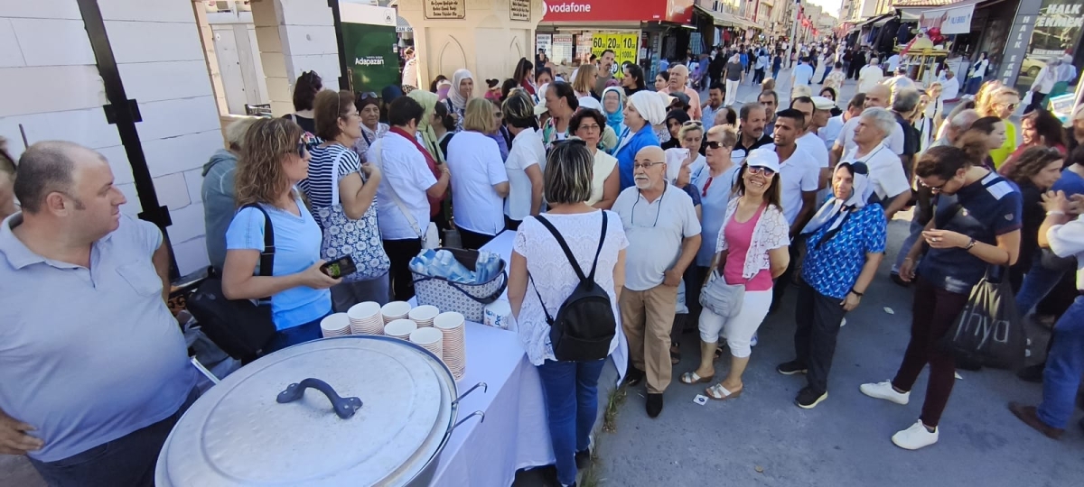 CHP Sakarya İl Kadın Kolları Aşure Dağıtımı Yoğun Katılımla Gerçekleşti ( GÜNÜN ÖNE ÇIKAN FOTOĞRAF KARELERİ )