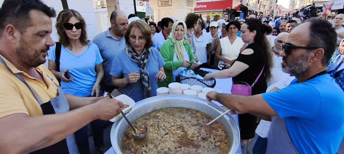 CHP Sakarya İl Kadın Kolları Aşure Dağıtımı Yoğun Katılımla Gerçekleşti ( GÜNÜN ÖNE ÇIKAN FOTOĞRAF KARELERİ )