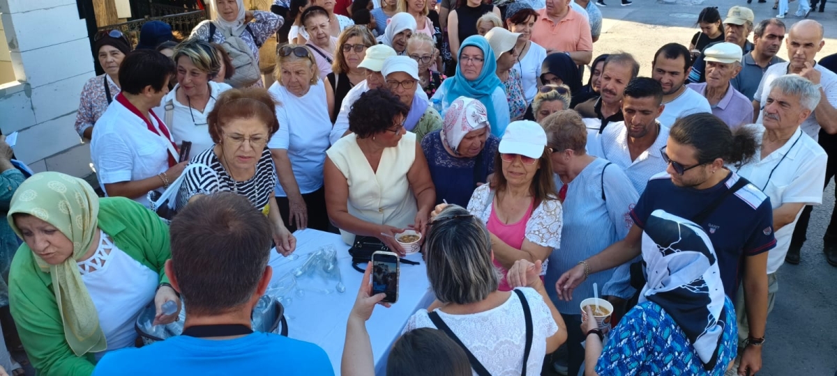 CHP Sakarya İl Kadın Kolları Aşure Dağıtımı Yoğun Katılımla Gerçekleşti ( GÜNÜN ÖNE ÇIKAN FOTOĞRAF KARELERİ )