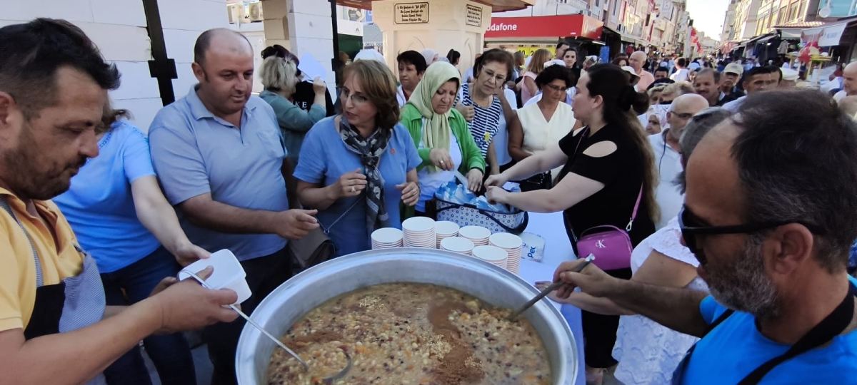 CHP Sakarya İl Kadın Kolları Aşure Dağıtımı Yoğun Katılımla Gerçekleşti ( GÜNÜN ÖNE ÇIKAN FOTOĞRAF KARELERİ )