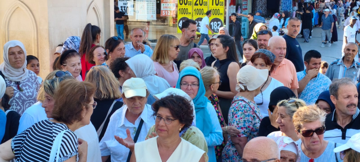 CHP Sakarya İl Kadın Kolları Aşure Dağıtımı Yoğun Katılımla Gerçekleşti ( GÜNÜN ÖNE ÇIKAN FOTOĞRAF KARELERİ )