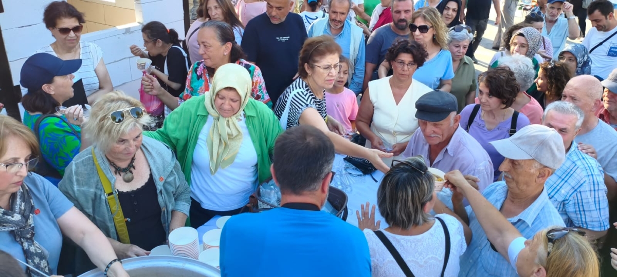 CHP Sakarya İl Kadın Kolları Aşure Dağıtımı Yoğun Katılımla Gerçekleşti ( GÜNÜN ÖNE ÇIKAN FOTOĞRAF KARELERİ )