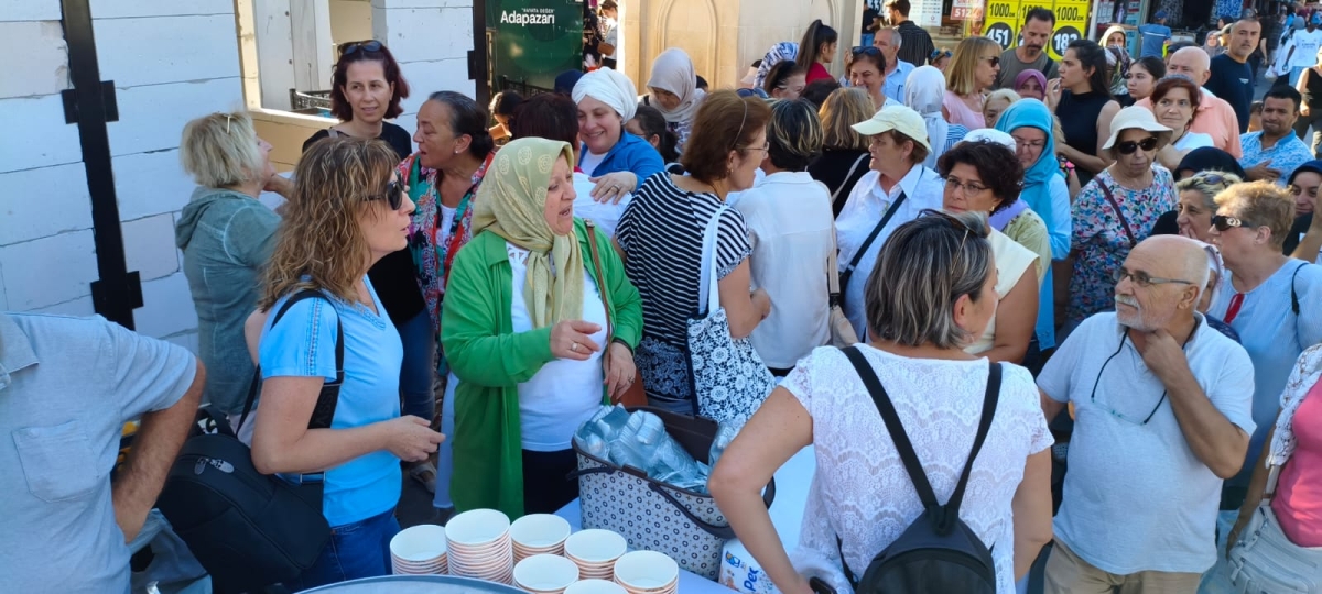 CHP Sakarya İl Kadın Kolları Aşure Dağıtımı Yoğun Katılımla Gerçekleşti ( GÜNÜN ÖNE ÇIKAN FOTOĞRAF KARELERİ )