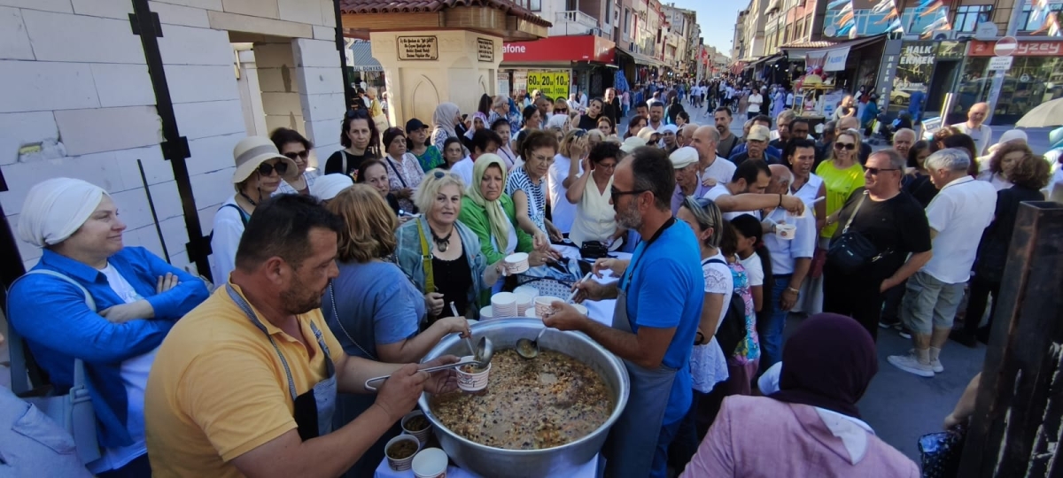 CHP Sakarya İl Kadın Kolları Aşure Dağıtımı Yoğun Katılımla Gerçekleşti ( GÜNÜN ÖNE ÇIKAN FOTOĞRAF KARELERİ )