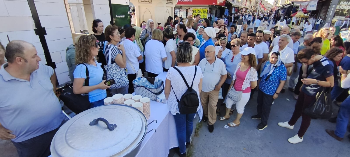 CHP Sakarya İl Kadın Kolları Aşure Dağıtımı Yoğun Katılımla Gerçekleşti ( GÜNÜN ÖNE ÇIKAN FOTOĞRAF KARELERİ )