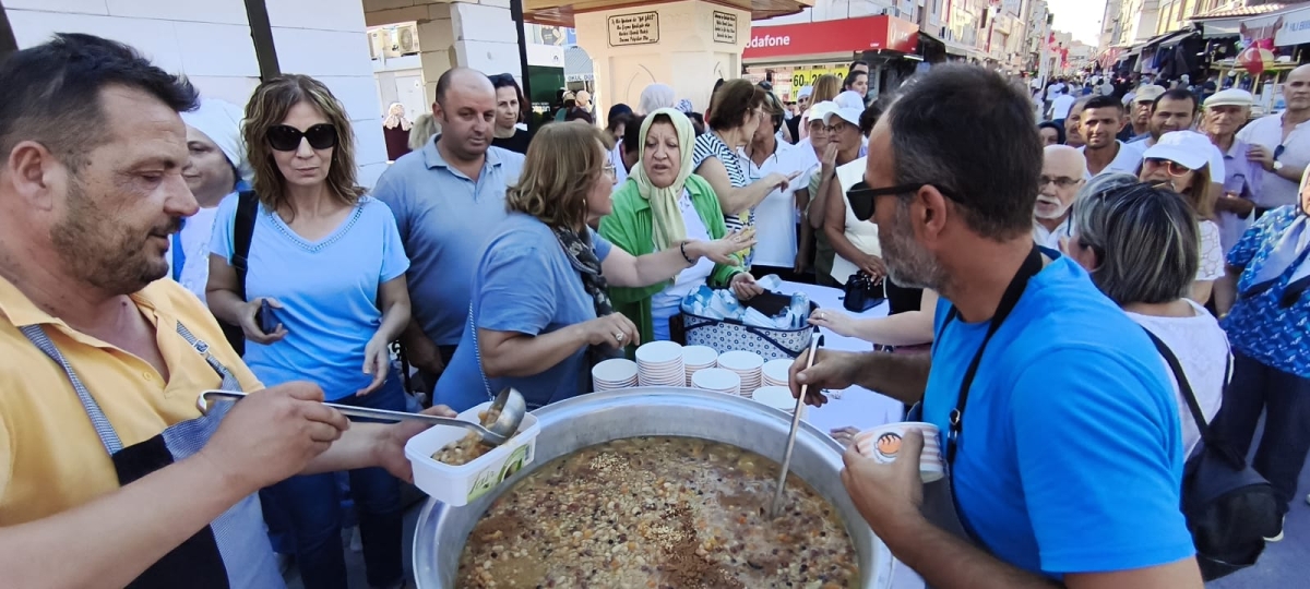 CHP Sakarya İl Kadın Kolları Aşure Dağıtımı Yoğun Katılımla Gerçekleşti ( GÜNÜN ÖNE ÇIKAN FOTOĞRAF KARELERİ )
