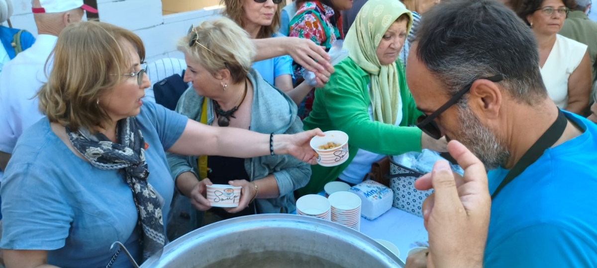 CHP Sakarya İl Kadın Kolları Aşure Dağıtımı Yoğun Katılımla Gerçekleşti ( GÜNÜN ÖNE ÇIKAN FOTOĞRAF KARELERİ )