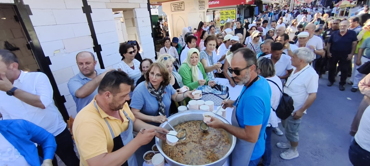 CHP Sakarya İl Kadın Kolları Aşure Dağıtımı Yoğun Katılımla Gerçekleşti ( GÜNÜN ÖNE ÇIKAN FOTOĞRAF KARELERİ )