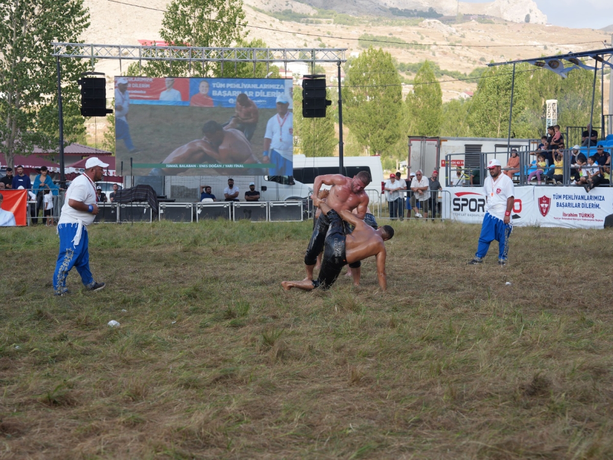 Alanya Belediyesi tarafından bu yıl 4 güne çıkarılan 19. Geleneksel Gökbel Yağlı Pehlivan Güreşleri ve Festivali, 56 başpehlivan ve 567 güreşçinin katılımıyla sona erdi. FOTOĞRAF KARELERİ