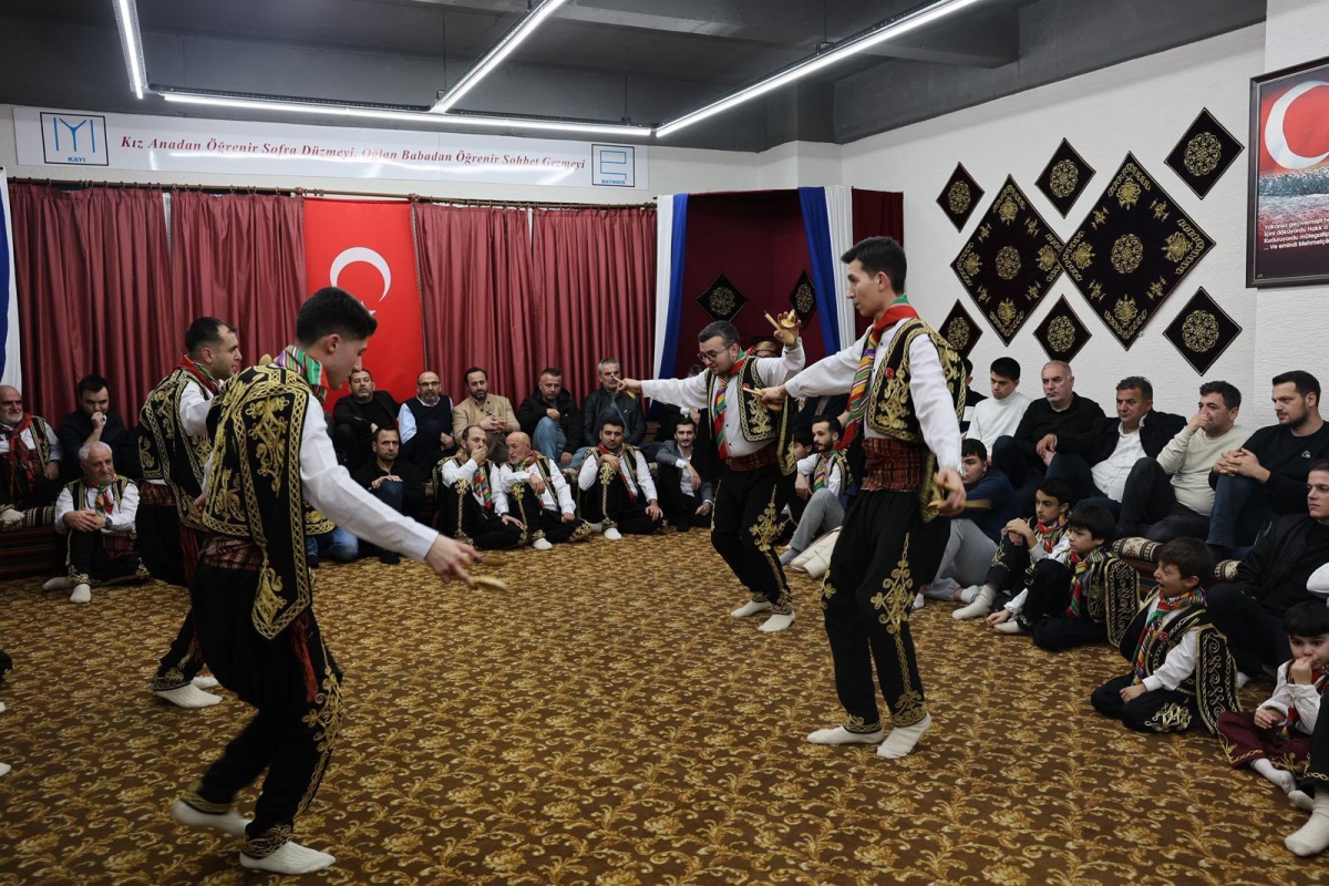 FOTOĞRAF KARELERİ: Sakarya Yaren Geceleri’nde Tarihi Anlar (07.02.2026) Sakarya Çankırılılar Derneği’nin ev sahipliğinde, Erenler Belediye Başkanı Şenol Dinç’in katılımıyla gerçekleşen muhteşem Yaren Gecesi’nden objektiflere