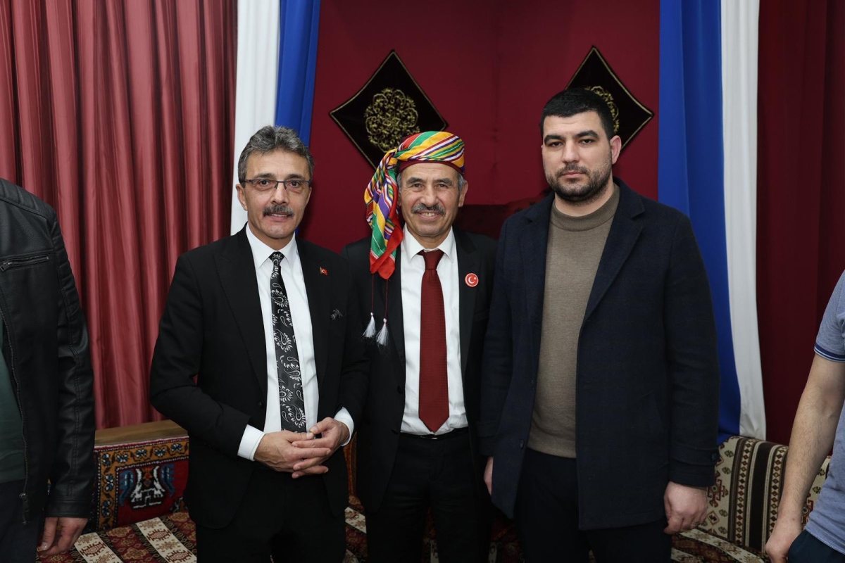 FOTOĞRAF KARELERİ: Sakarya Yaren Geceleri’nde Tarihi Anlar (07.02.2026) Sakarya Çankırılılar Derneği’nin ev sahipliğinde, Erenler Belediye Başkanı Şenol Dinç’in katılımıyla gerçekleşen muhteşem Yaren Gecesi’nden objektiflere