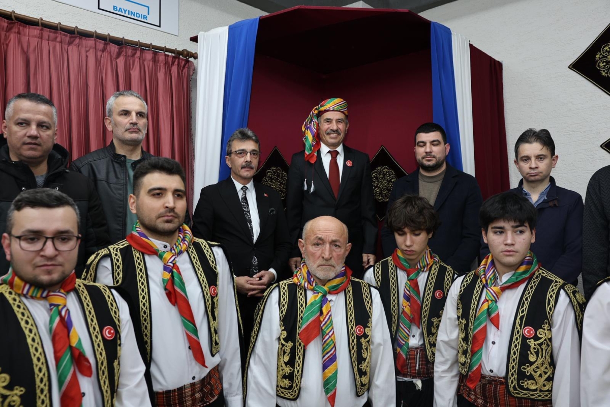 FOTOĞRAF KARELERİ: Sakarya Yaren Geceleri’nde Tarihi Anlar (07.02.2026) Sakarya Çankırılılar Derneği’nin ev sahipliğinde, Erenler Belediye Başkanı Şenol Dinç’in katılımıyla gerçekleşen muhteşem Yaren Gecesi’nden objektiflere