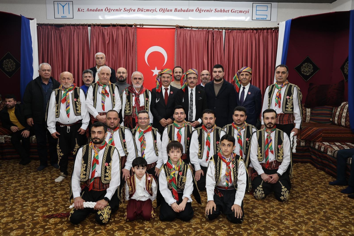 FOTOĞRAF KARELERİ: Sakarya Yaren Geceleri’nde Tarihi Anlar (07.02.2026) Sakarya Çankırılılar Derneği’nin ev sahipliğinde, Erenler Belediye Başkanı Şenol Dinç’in katılımıyla gerçekleşen muhteşem Yaren Gecesi’nden objektiflere