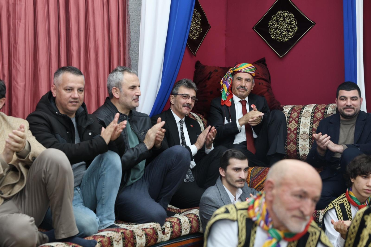 FOTOĞRAF KARELERİ: Sakarya Yaren Geceleri’nde Tarihi Anlar (07.02.2026) Sakarya Çankırılılar Derneği’nin ev sahipliğinde, Erenler Belediye Başkanı Şenol Dinç’in katılımıyla gerçekleşen muhteşem Yaren Gecesi’nden objektiflere