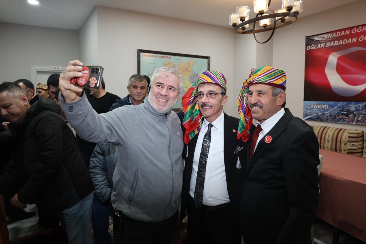 FOTOĞRAF KARELERİ: Sakarya Yaren Geceleri’nde Tarihi Anlar (07.02.2026) Sakarya Çankırılılar Derneği’nin ev sahipliğinde, Erenler Belediye Başkanı Şenol Dinç’in katılımıyla gerçekleşen muhteşem Yaren Gecesi’nden objektiflere