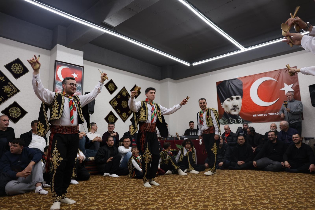 FOTOĞRAF KARELERİ: Sakarya Yaren Geceleri’nde Tarihi Anlar (07.02.2026) Sakarya Çankırılılar Derneği’nin ev sahipliğinde, Erenler Belediye Başkanı Şenol Dinç’in katılımıyla gerçekleşen muhteşem Yaren Gecesi’nden objektiflere