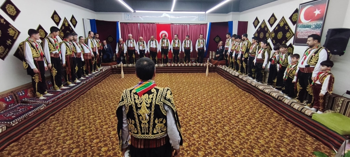 FOTOĞRAF KARELERİ: Sakarya Yaren Geceleri’nde Tarihi Anlar (07.02.2026) Sakarya Çankırılılar Derneği’nin ev sahipliğinde, Erenler Belediye Başkanı Şenol Dinç’in katılımıyla gerçekleşen muhteşem Yaren Gecesi’nden objektiflere