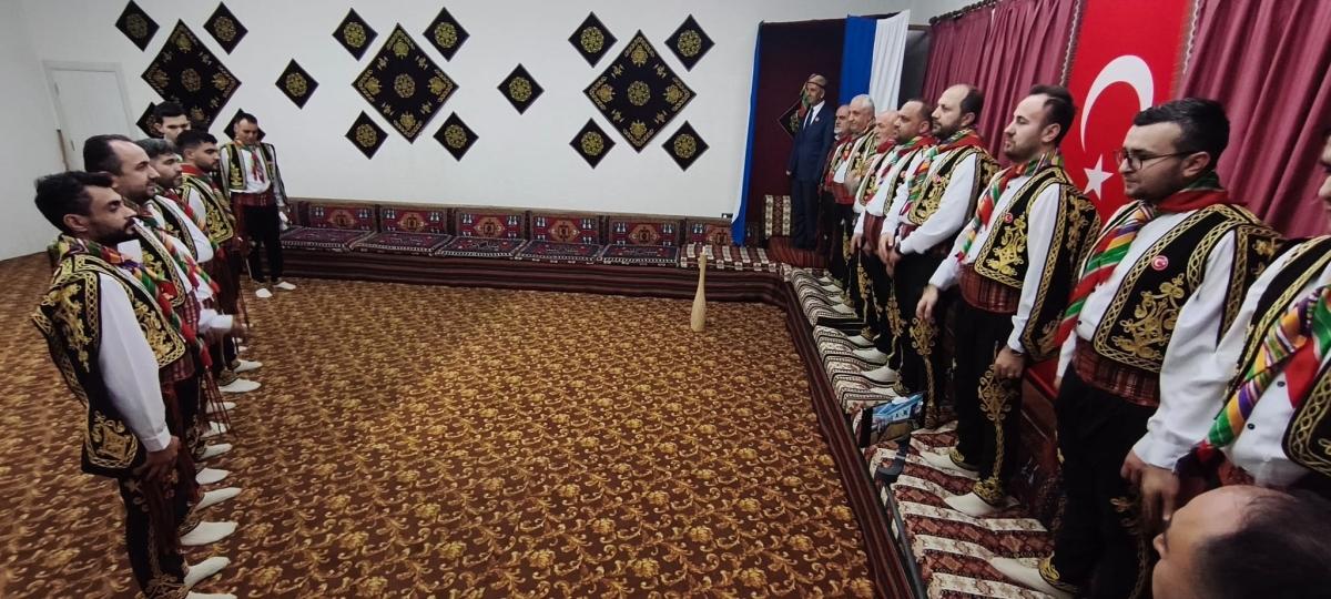 FOTOĞRAF KARELERİ: Sakarya Yaren Geceleri’nde Tarihi Anlar (07.02.2026) Sakarya Çankırılılar Derneği’nin ev sahipliğinde, Erenler Belediye Başkanı Şenol Dinç’in katılımıyla gerçekleşen muhteşem Yaren Gecesi’nden objektiflere
