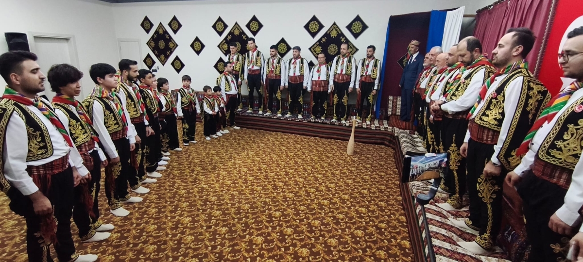 FOTOĞRAF KARELERİ: Sakarya Yaren Geceleri’nde Tarihi Anlar (07.02.2026) Sakarya Çankırılılar Derneği’nin ev sahipliğinde, Erenler Belediye Başkanı Şenol Dinç’in katılımıyla gerçekleşen muhteşem Yaren Gecesi’nden objektiflere