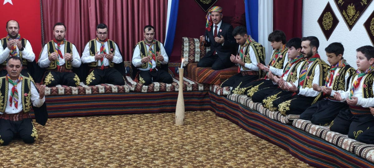 FOTOĞRAF KARELERİ: Sakarya Yaren Geceleri’nde Tarihi Anlar (07.02.2026) Sakarya Çankırılılar Derneği’nin ev sahipliğinde, Erenler Belediye Başkanı Şenol Dinç’in katılımıyla gerçekleşen muhteşem Yaren Gecesi’nden objektiflere